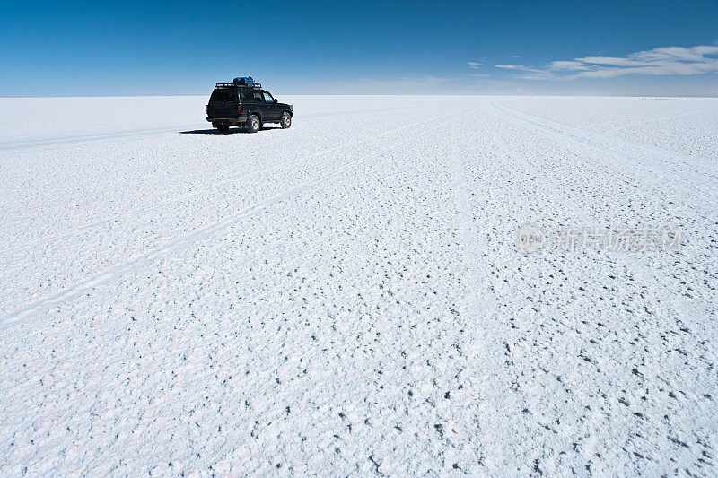 4WD在Uyuni Salar de玻利维亚Altiplano